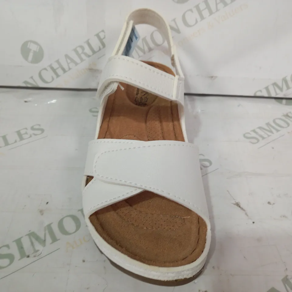BOXED PAIR OF PAVERS OPEN TOE SANDALS IN WHITE EU SIZE 35