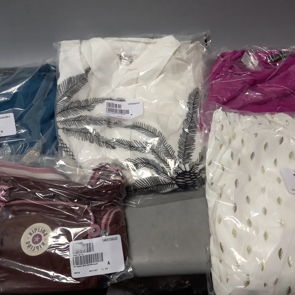 BOX OF APPROXIMATELY 10 ASSORTED CLOTHING ITEMS - BAG , DRESS , T-SHIRT ETC