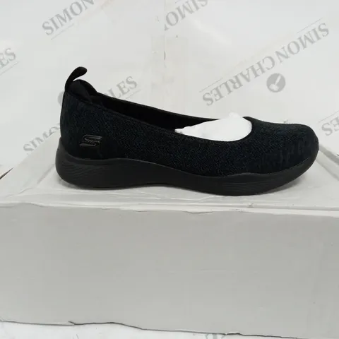 SCETCHERS BLACK PUMP TRAINERS SIZE 3