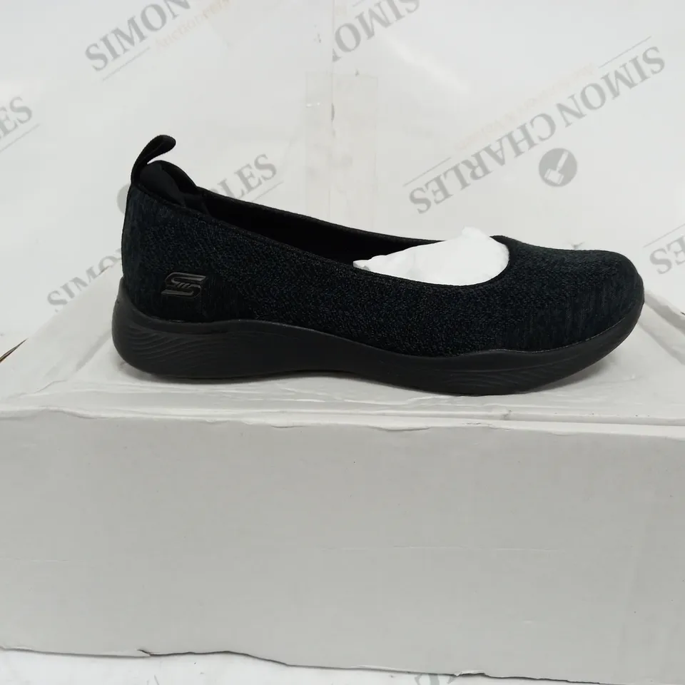 SCETCHERS BLACK PUMP TRAINERS SIZE 3 