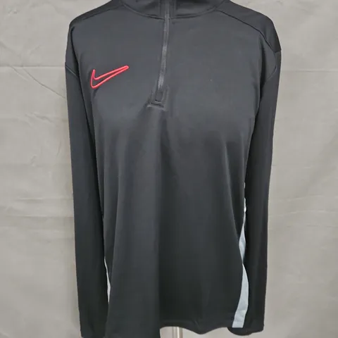 NIKE DRI-FIT 1/4 ZIP TOP IN BLACK SIZE M