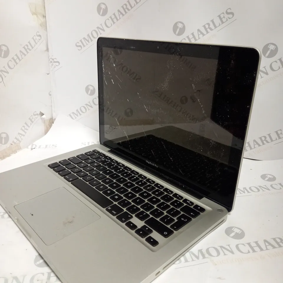 BOX OF APPROX 20 INDIVIDUAL MAC BOOK SPARE PARTS TO INCLUDE THE BASE, KEYBOARD AND SCREEN.