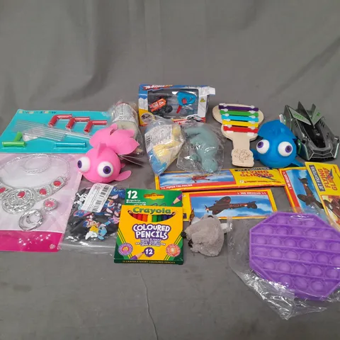 LOT OF ASSORTED TOYS AND GAMES TO INCLUDE CRAYOLA, NECKLACE AND EARRING PLAYSET AND FLYING GLIDERS