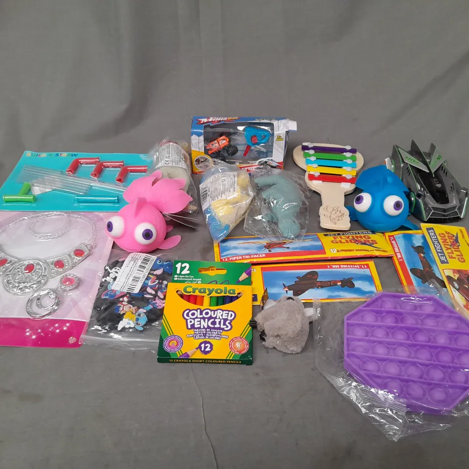 LOT OF ASSORTED TOYS AND GAMES TO INCLUDE CRAYOLA, NECKLACE AND EARRING PLAYSET AND FLYING GLIDERS