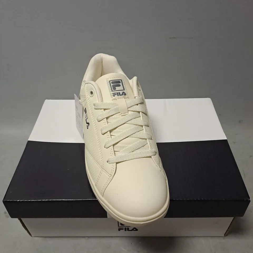 BOXED PAIR OF FILA CAMALFI GARDANIAS TRAINERS IN OFF WHITE SIZE MENS 7 