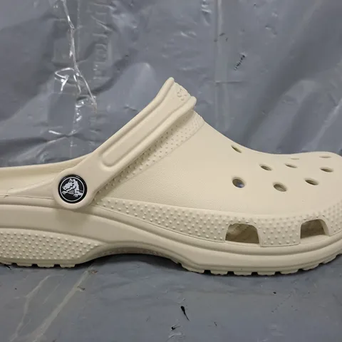 PAIR OF CROCS CLASSIC CLOGS IN CREAM SIZE UK M8/W9