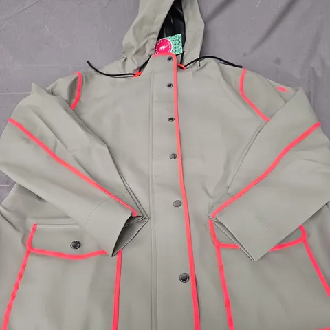 SCAMP AND DUDE ADULTS KHAKI RAINCOATS - SIZE S/M