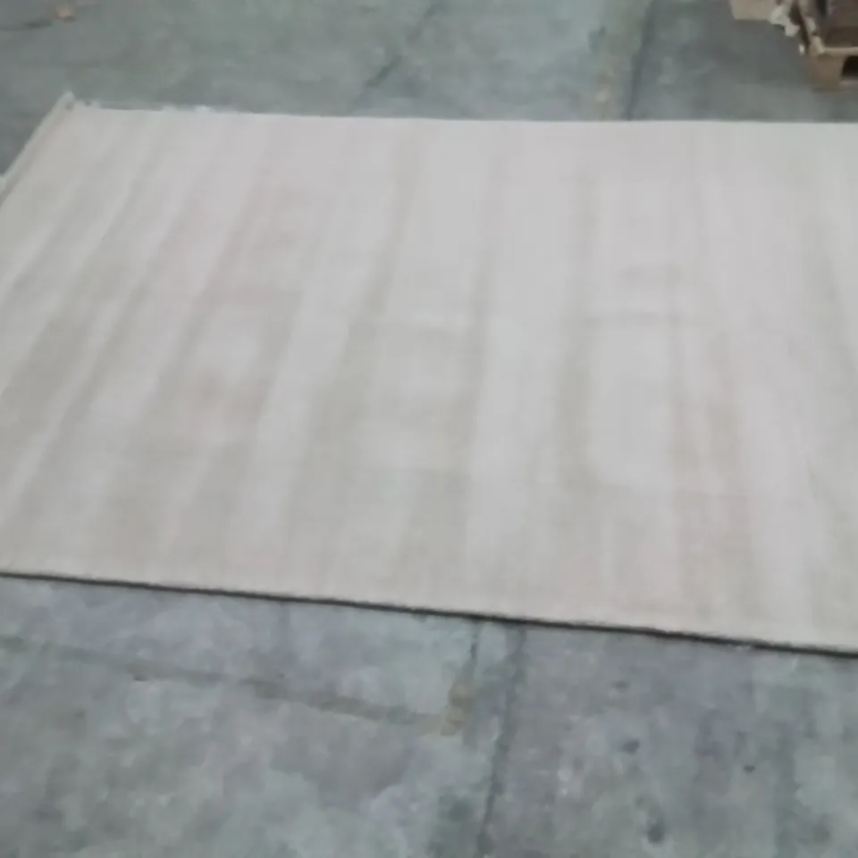 QUALITY DESIGNER AREA RUG - APPROXIMATELY 290X200CM