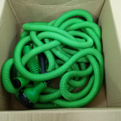 EXPANDABLE GARDEN HOSE WITH SPRAY NOZZLE