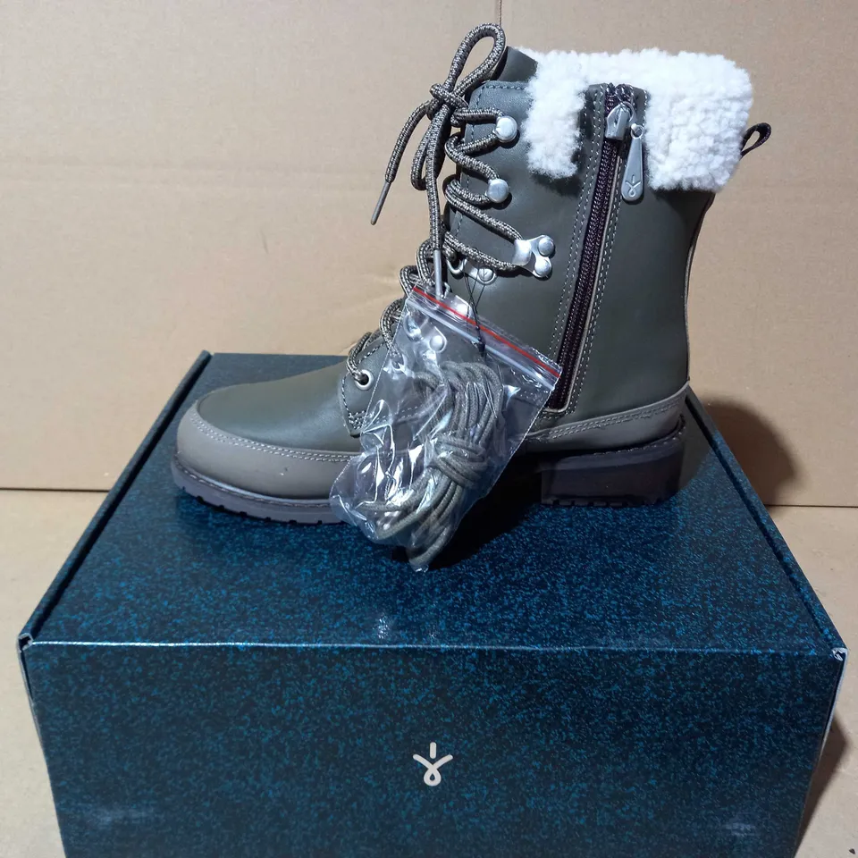 BOXED PAUR OF EMU OKAB FAUX LEATHER BOOTS IN DARK OLIVE UK SIZE 5