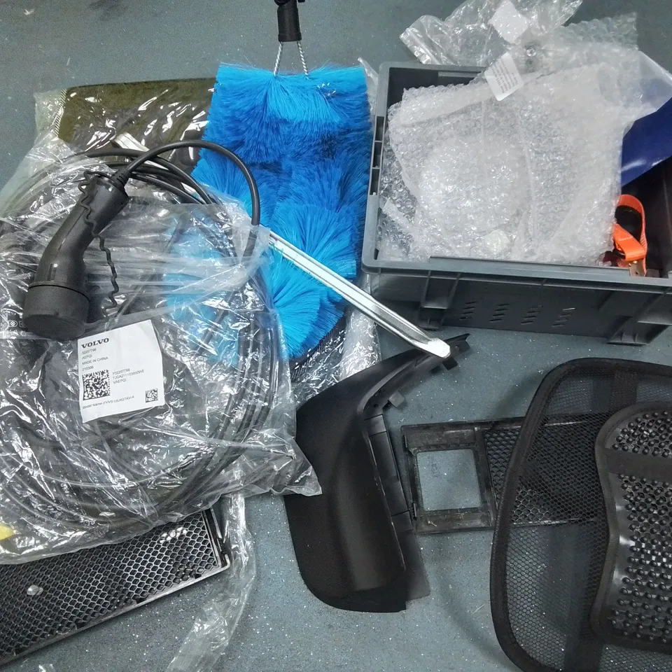 LARGE QUANTITY OF ASSORTED AUTOMOTIVE AND VEHICLE PARTS TO INCLUDE CAR COVERS, VOLVO E-CHARGER CABLE, WIND SCREEN WIPER AND GLOVE BOX