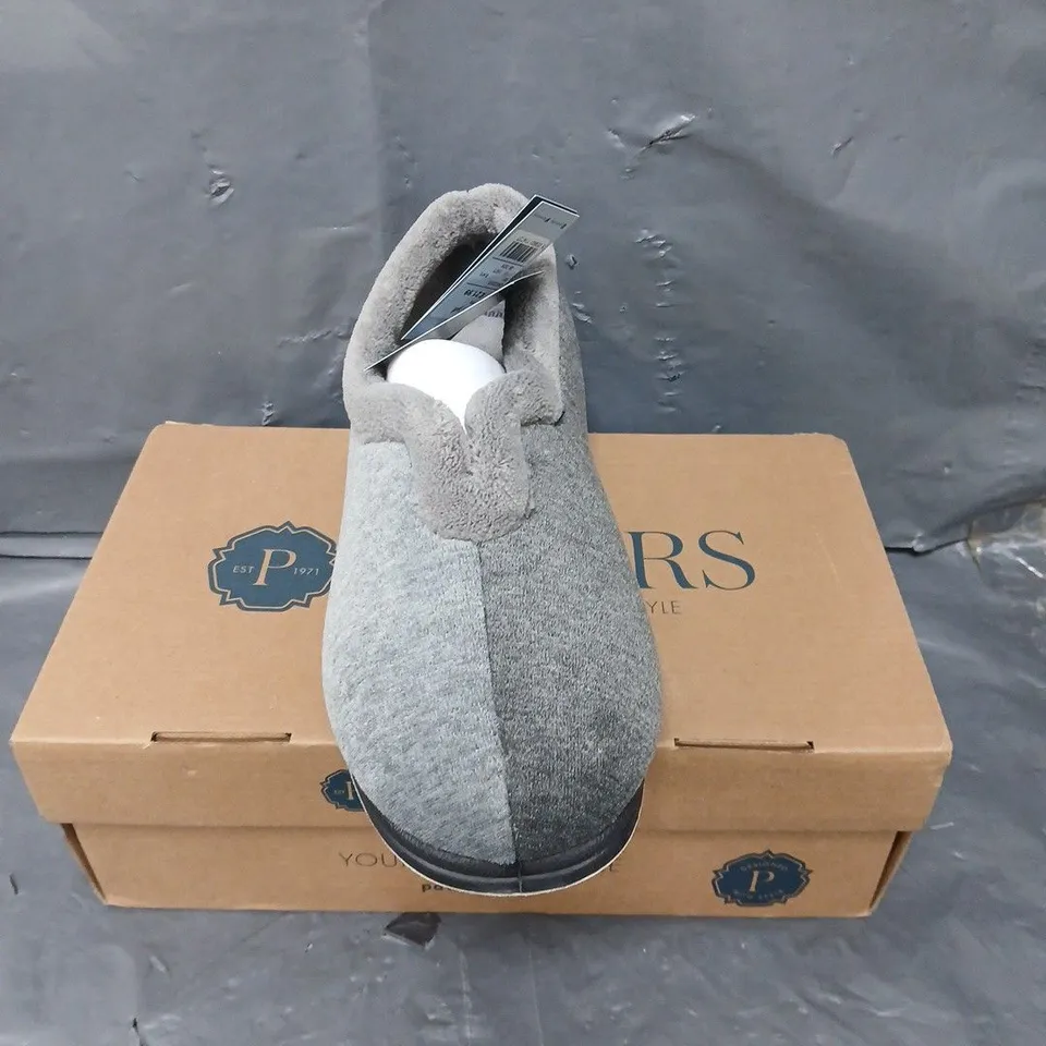 BOXED PAIR OF PAVERS GREY SLIP ONS - 8