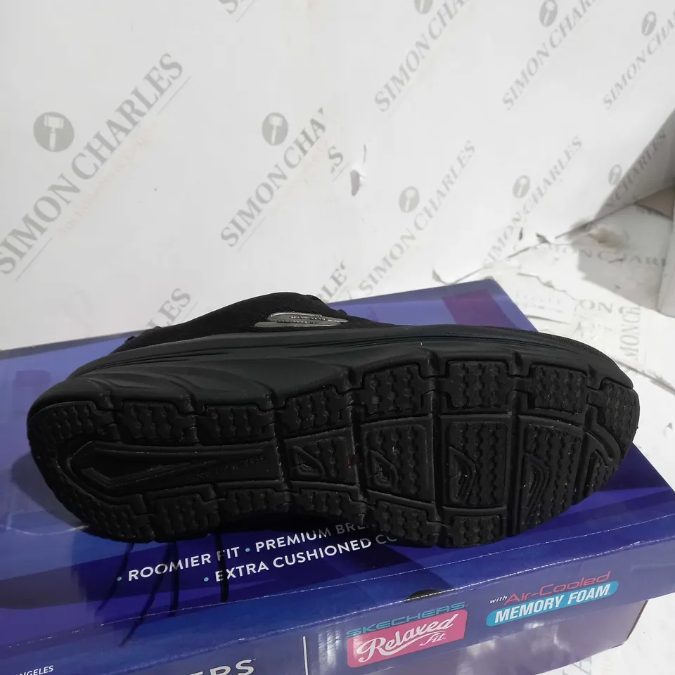 BOXED PAIR OF SKECHERS RELAXED FIT D'LUX WALKER SHOES BLACK UK SIZE 7