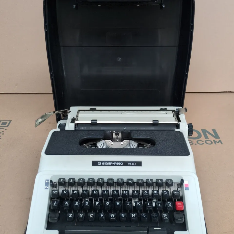 SILVER-REED 500 PORTABLE TYPEWRITER WITH CASE