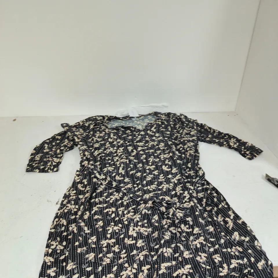 BOX OF APPROXIMATELY 30 ASSORTED CLOTHING ITEMS TO INCLUDE: TAMSY DRESS