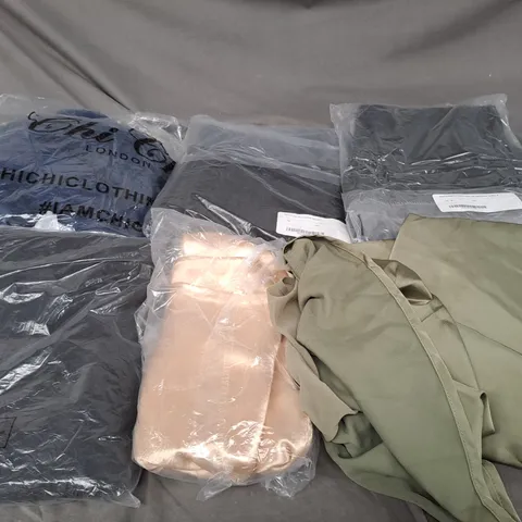 APPROXIMATELY 20 ASSORTED CLOTHING ITEMS IN VARIOUS STYLES AND SIZES