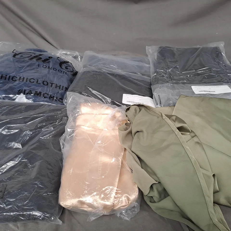 APPROXIMATELY 20 ASSORTED CLOTHING ITEMS IN VARIOUS STYLES AND SIZES 
