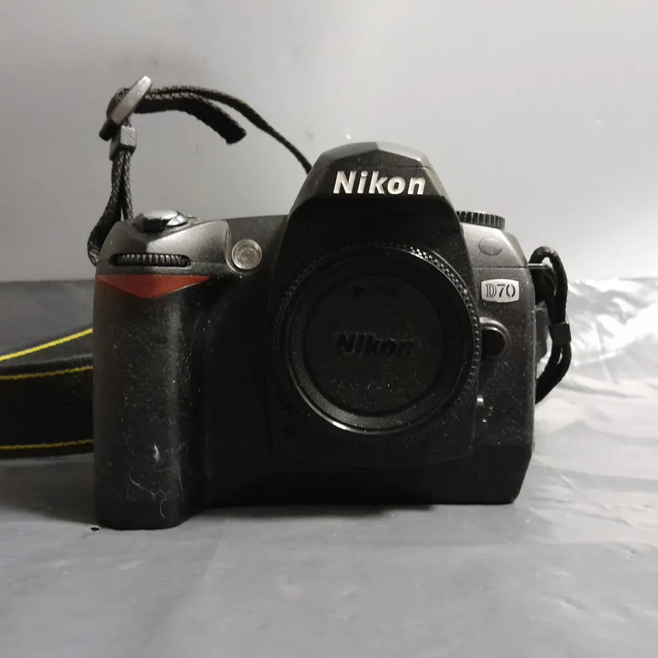 NIKON D70 DIGITAL CAMERA IN BLACK WITH STRAP