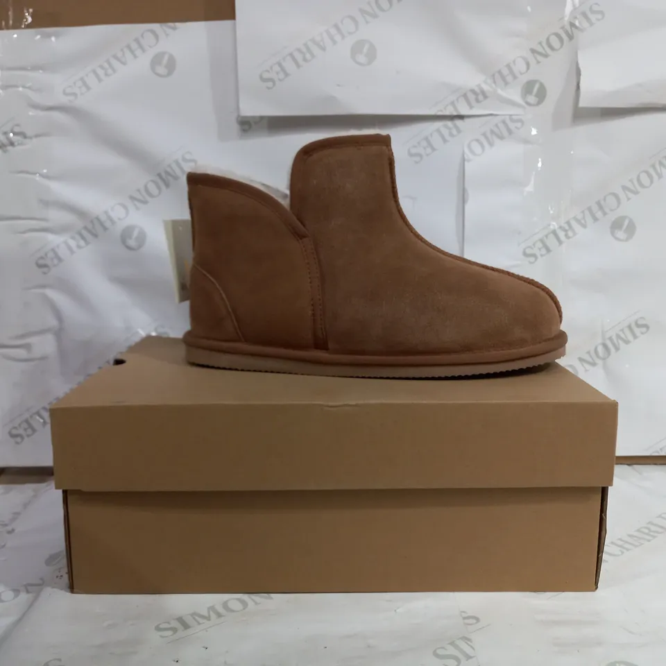 PAIR THE HOUSE OF BRUAR LADIES SHEEPSKIN BOOTIE - SIZE 8