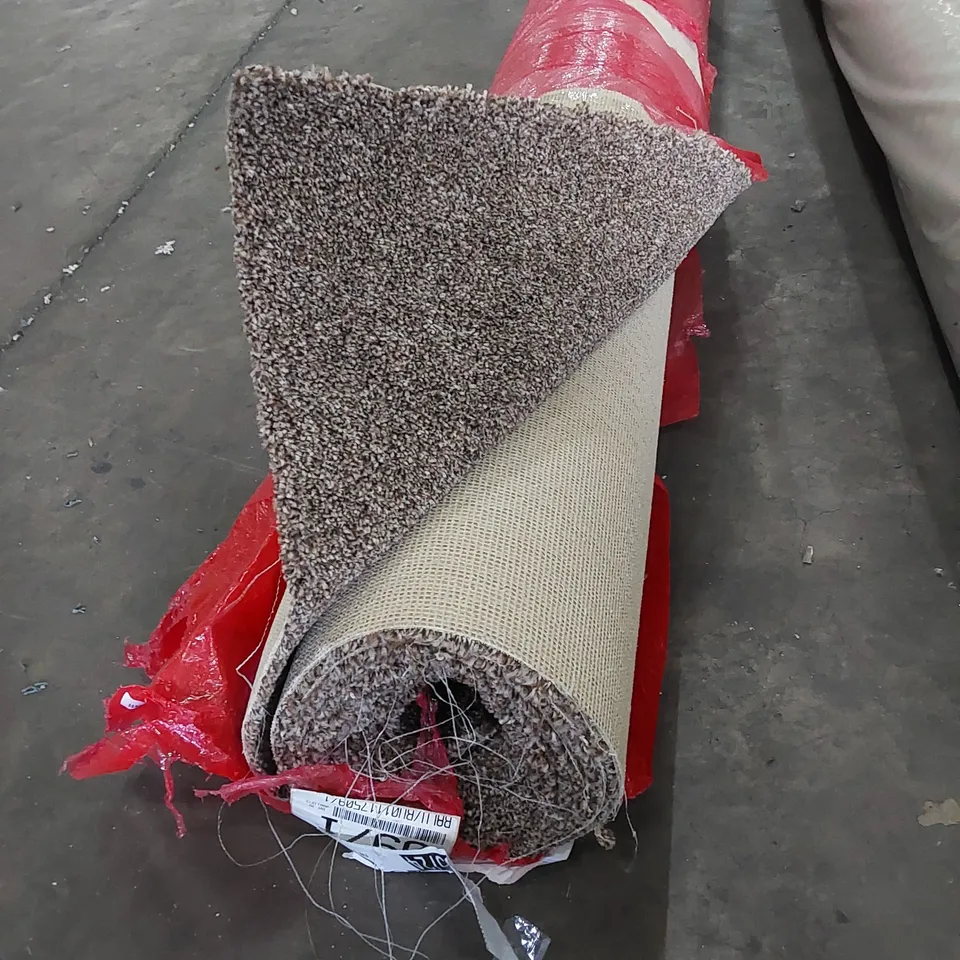 ROLL OF QUALITY THE NOBLE SAXONY CARPET // SIZE: APPROXIMATELY 5.3 X 4m