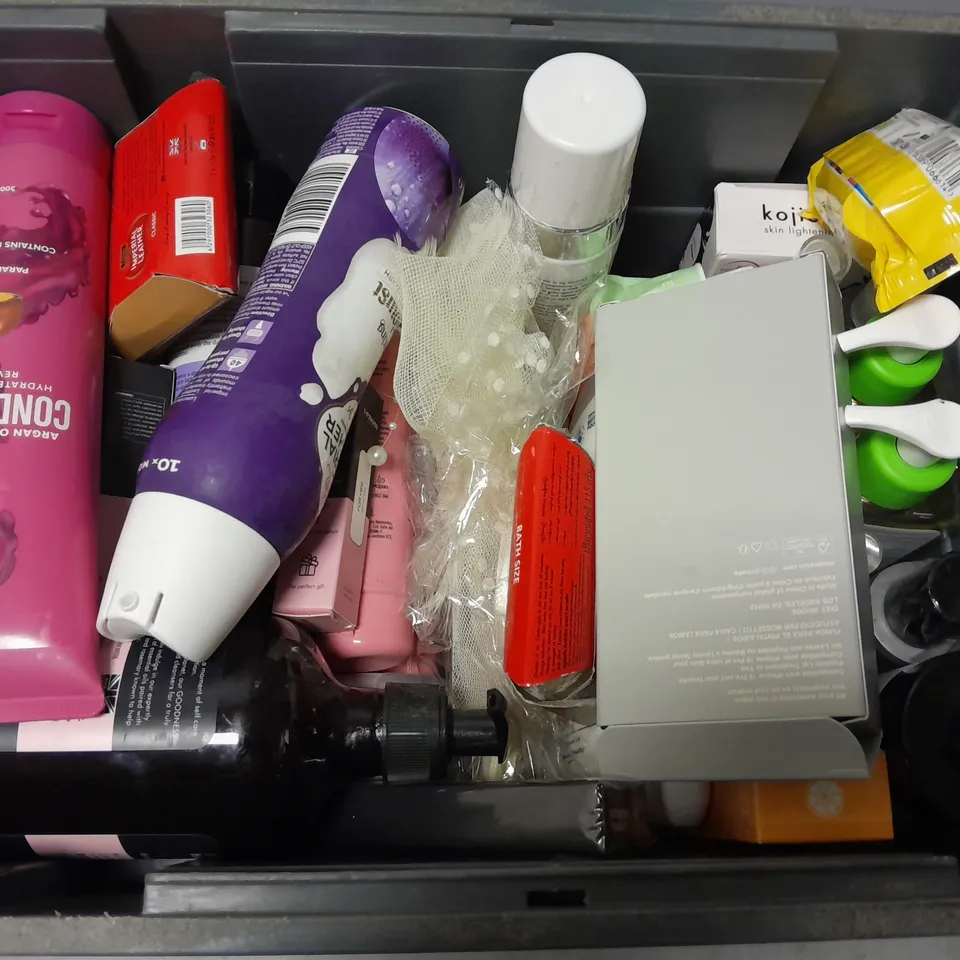 APPROXIMATELY 20 ASSORTED COSMETICS ITEMS TO INCLUDE SUPER FACIALIST GLOW BOOST SERUM (30ml), IMPERIAL LEATHER FOAMBOOST (200ml), CHAMPNEYS BODY CLEANSER (350ml), ETC