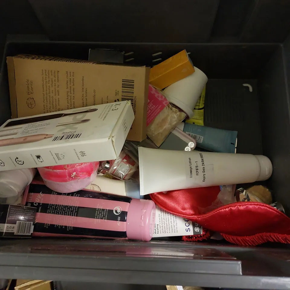 BOX OF APPROX 15 COSMETIC ITEMS TO INCLUDE AVEENO BABY EMOLLIENT CREAM, OPTISMILE TOOTH POLISHER AND PHATLASH EYELASHES