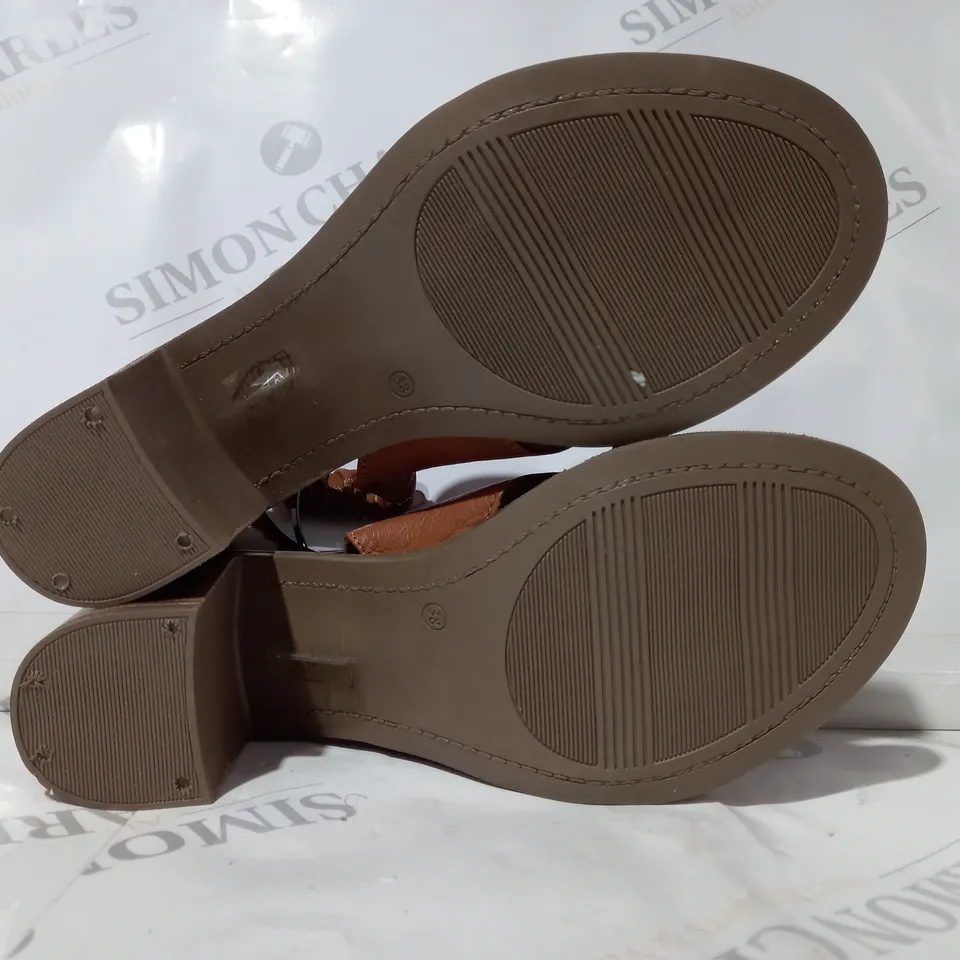PAIR OF MODA IN PELLE LASSANDRA SANDALS IN TAN SIZE 5