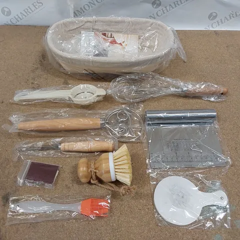 BRAND NEW BOXED BREAD MAKING KIT INCLUDING BREAD PROOFING BASKET (1 BOX)
