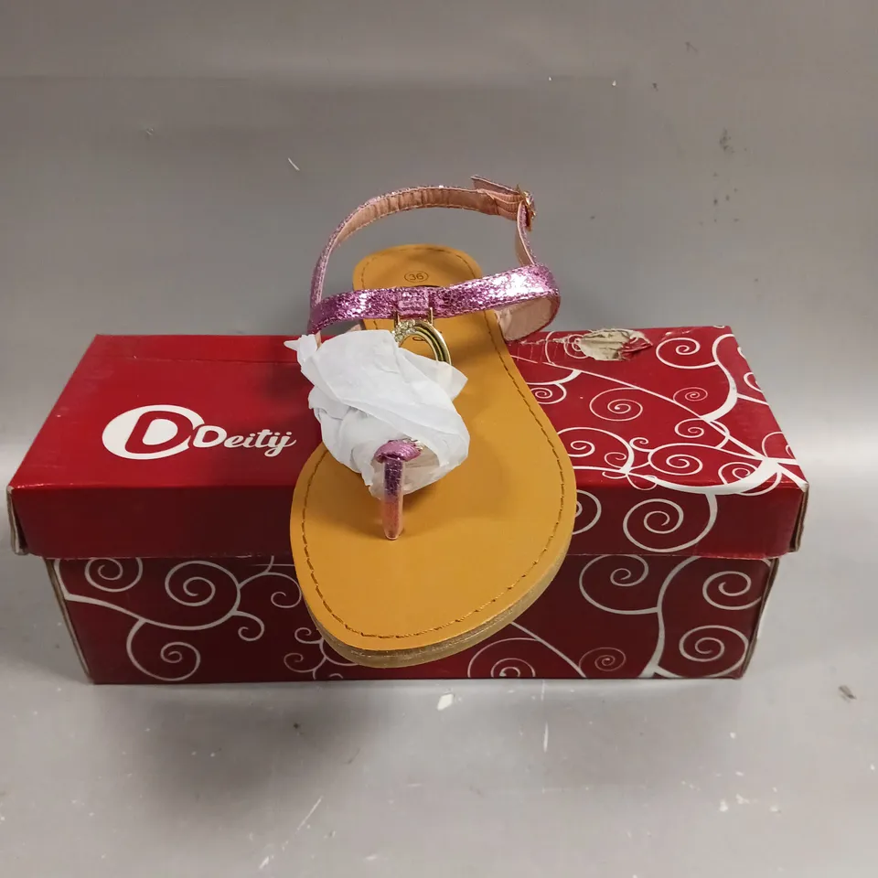 BOXED PAIR OF DEITY SANDLES IN PINK - SIZE 3