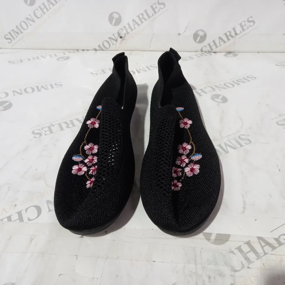 BLACK FLORAL PUMPS SIZE 39