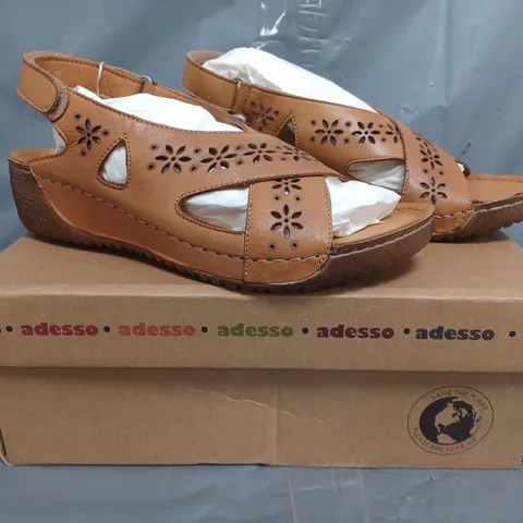 BOXED PAIR OF ADESSO LEATHER SANDALS IN TAN SIZE 5