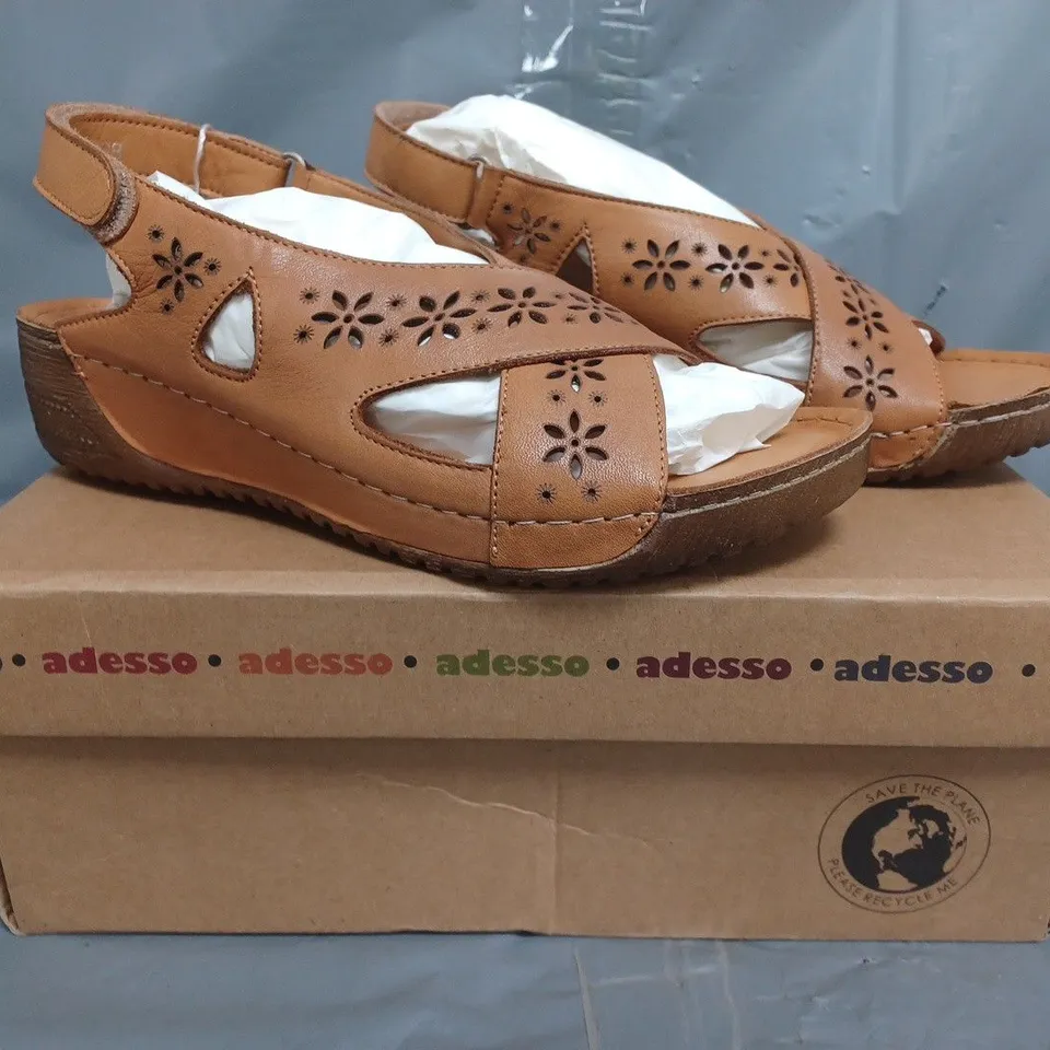 BOXED PAIR OF ADESSO LEATHER SANDALS IN TAN SIZE 5