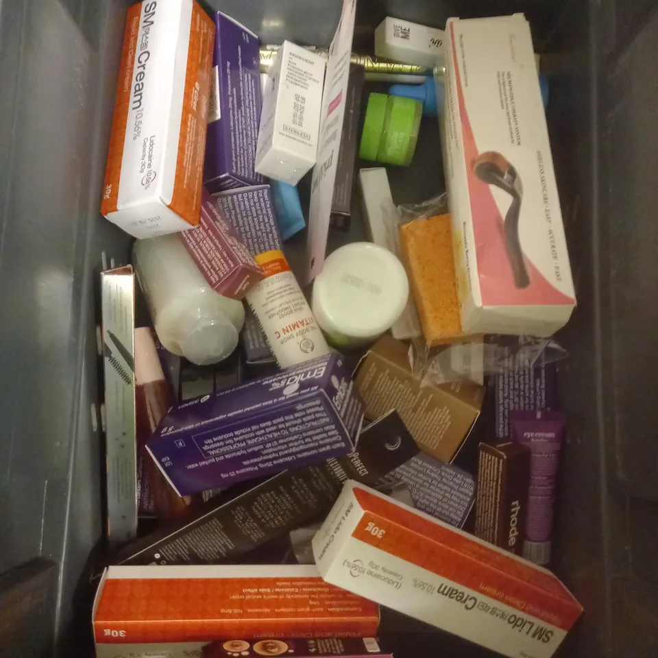 APPROXIMATELY 20 ASSORTED COSMETIC PRODUCTS TO INCLUDE - TROPIC SUN CREAM - OLAY EYE CREAM - GIVE ME SERUM - ETC 