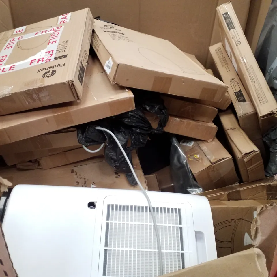 PALLET CONTAINING ASSORTED PRODUCTS INCLUDING TOILET SEATS, TABLE LAMP & LED BATTEN LIGHT