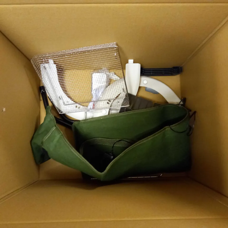 BOX OF APPROX 5 ITEMS TO INCLUDE ASSORTED GRASS BOXES, WIRE MESH TRAY FOR MINI OVEN AND SPARE BARS FOR FLYMO