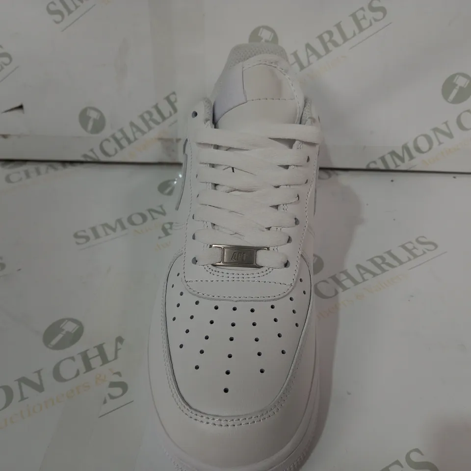 BOXED PAIR OF NIKE AIR FORCE 1 SHOES IN WHITE UK SIZE 8