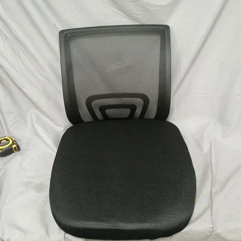 BLACK OFFICE CHAIR WITH MESH BACKREST WITH LEGS. FLAT PACK