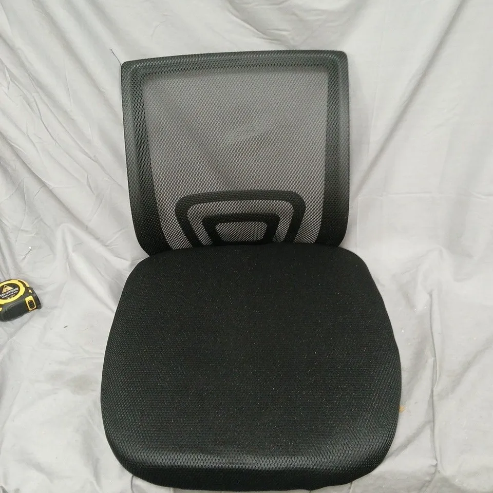 BLACK OFFICE CHAIR WITH MESH BACKREST WITH LEGS. FLAT PACK