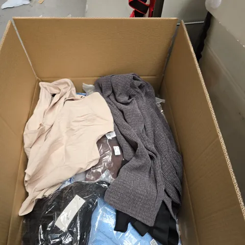 BOX OF APPROXIMATELY 25 ASSORTED CLOTHING ITEMS 
