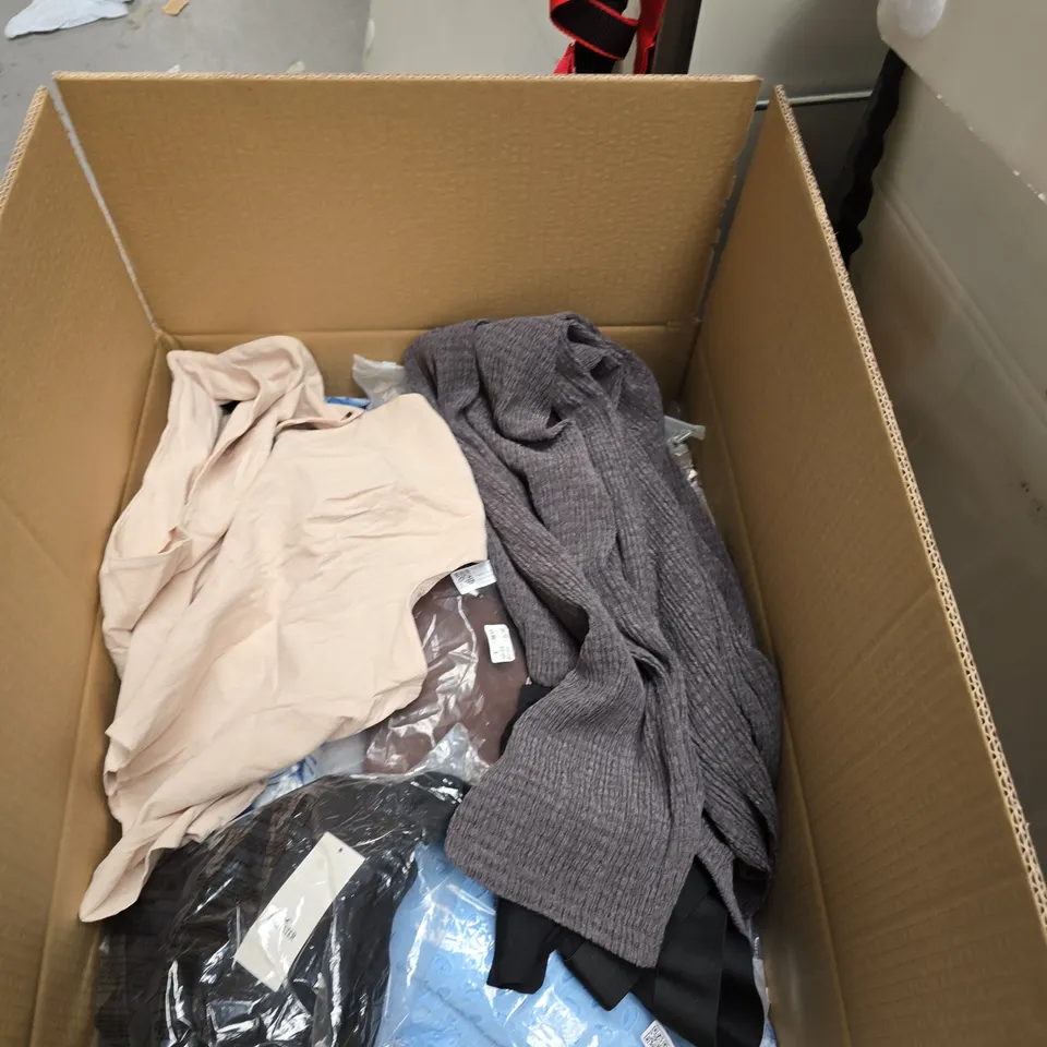 BOX OF APPROXIMATELY 25 ASSORTED CLOTHING ITEMS 