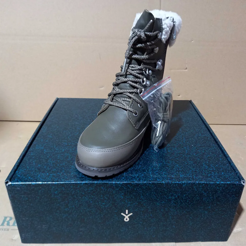 BOXED PAUR OF EMU OKAB FAUX LEATHER BOOTS IN DARK OLIVE UK SIZE 5