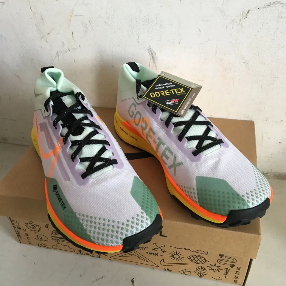 BOXED PAIR OF NIKE REACT PEGASUS TRAIL 4 GTX TRAINERS SIZE 9