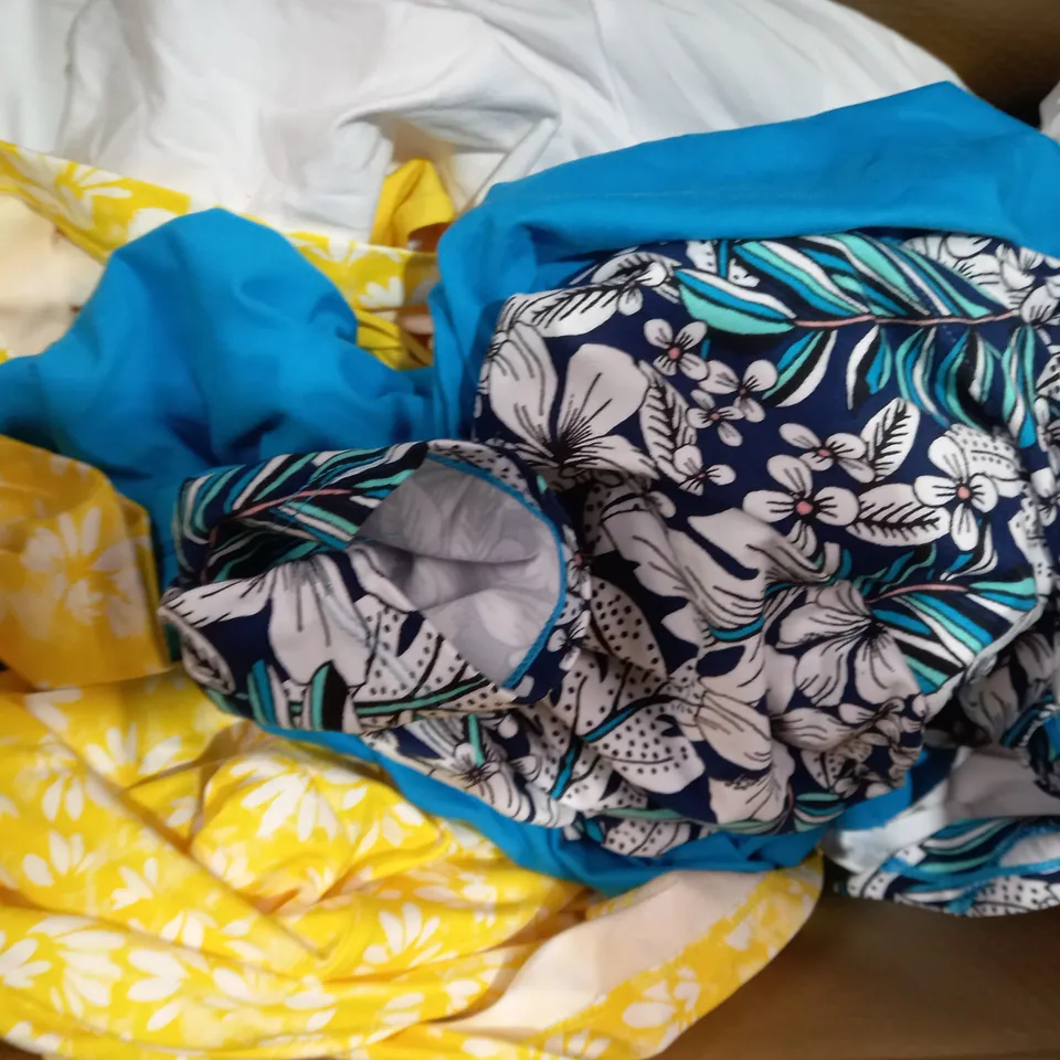 BOX OF APPROXIMATELY 10 ASSORTED CLOTHING ITEMS IN VARIOUS STYLES AND SIZES TO INCLUDE CUDDLDUDS, KIM & CO, CRYSTAL KODE, ETC