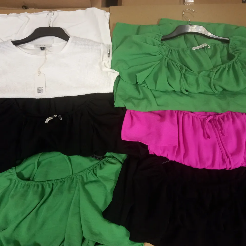 BOX OF APPROX 6 ASSORTED ITEMS OF MAISON DE NIMES CLOTHING IN VARIOUS SIZES AND STYLES