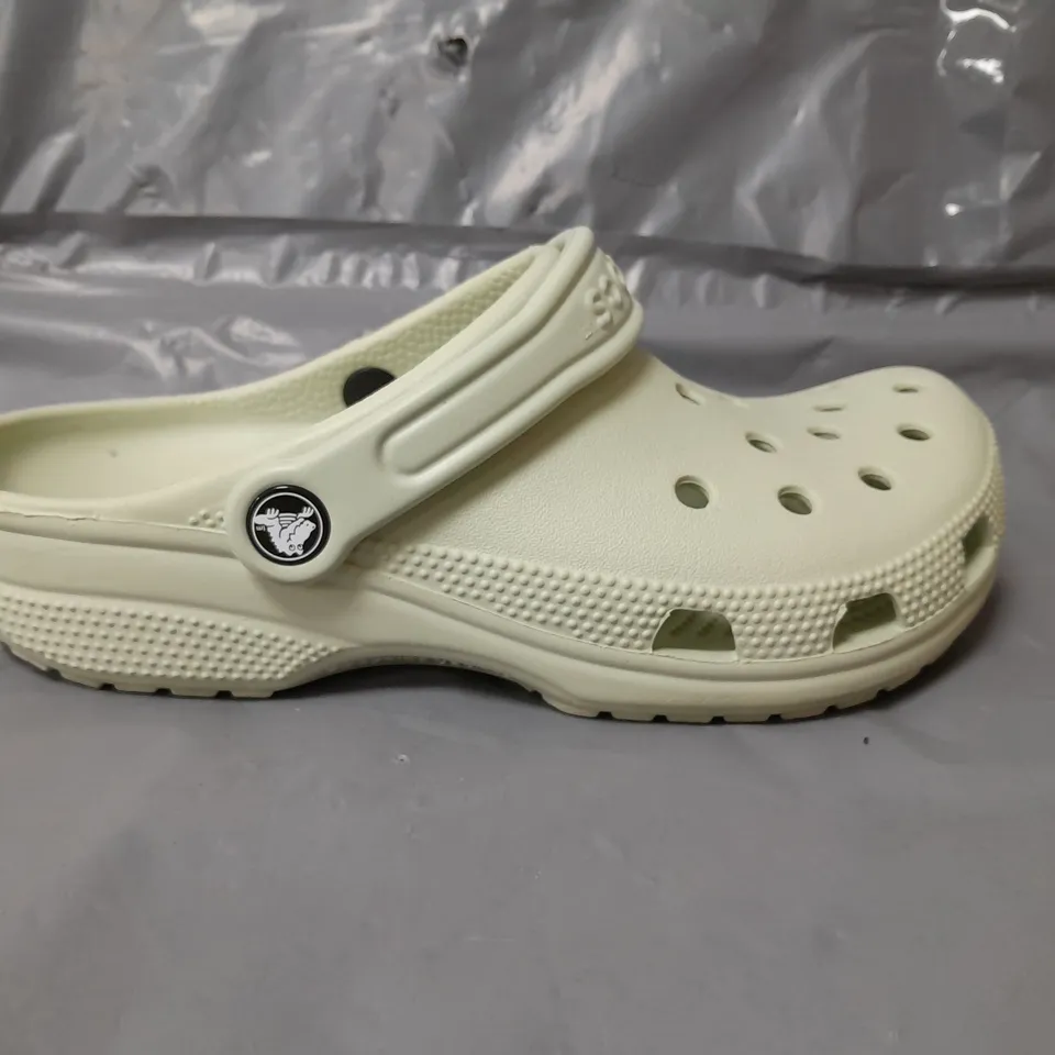 CROCS CLASSIC CLOGS PALE GREEN SIZE 5