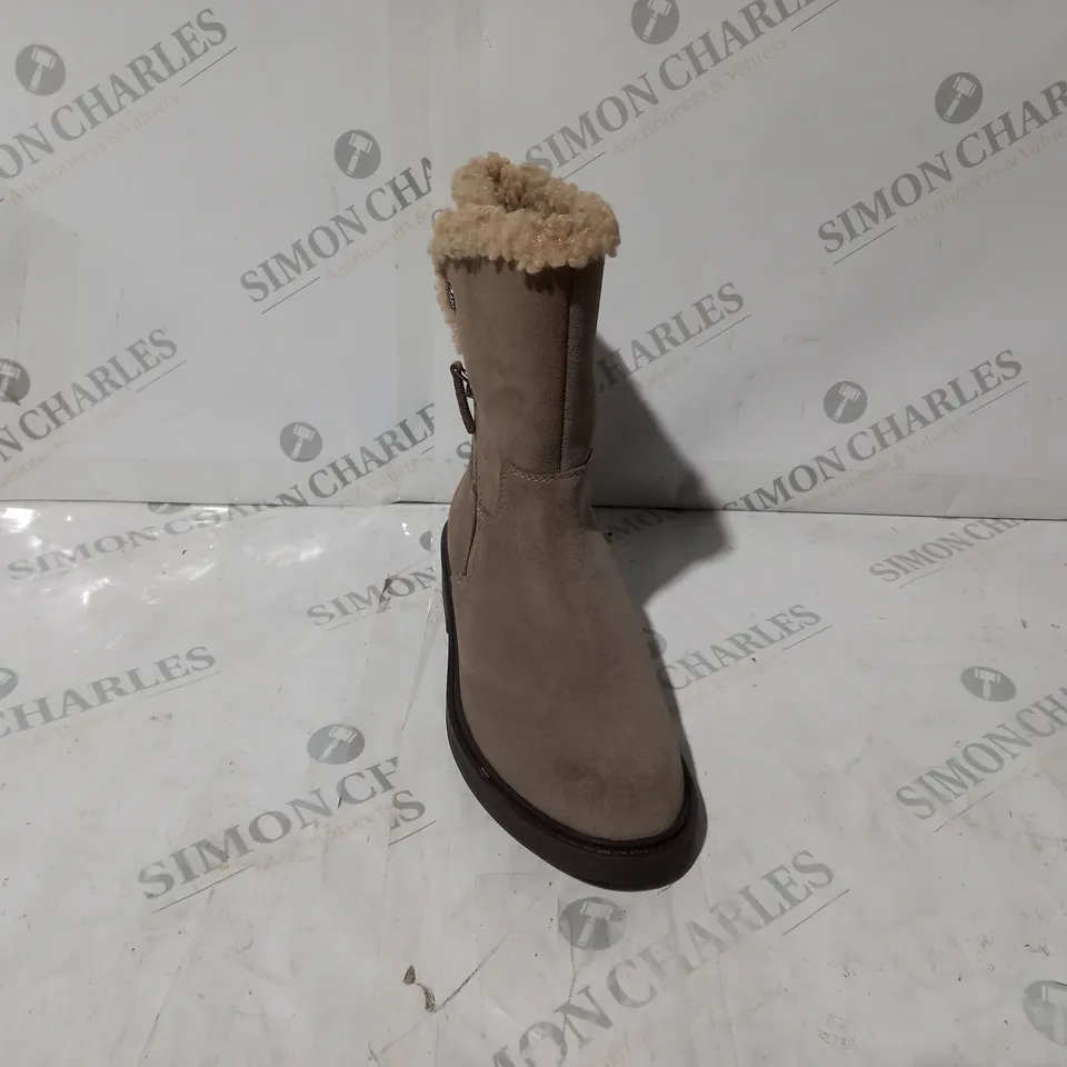 PAIR OF CLARKS OPAL BOOTS IN PEBBLE UK SIZE 3