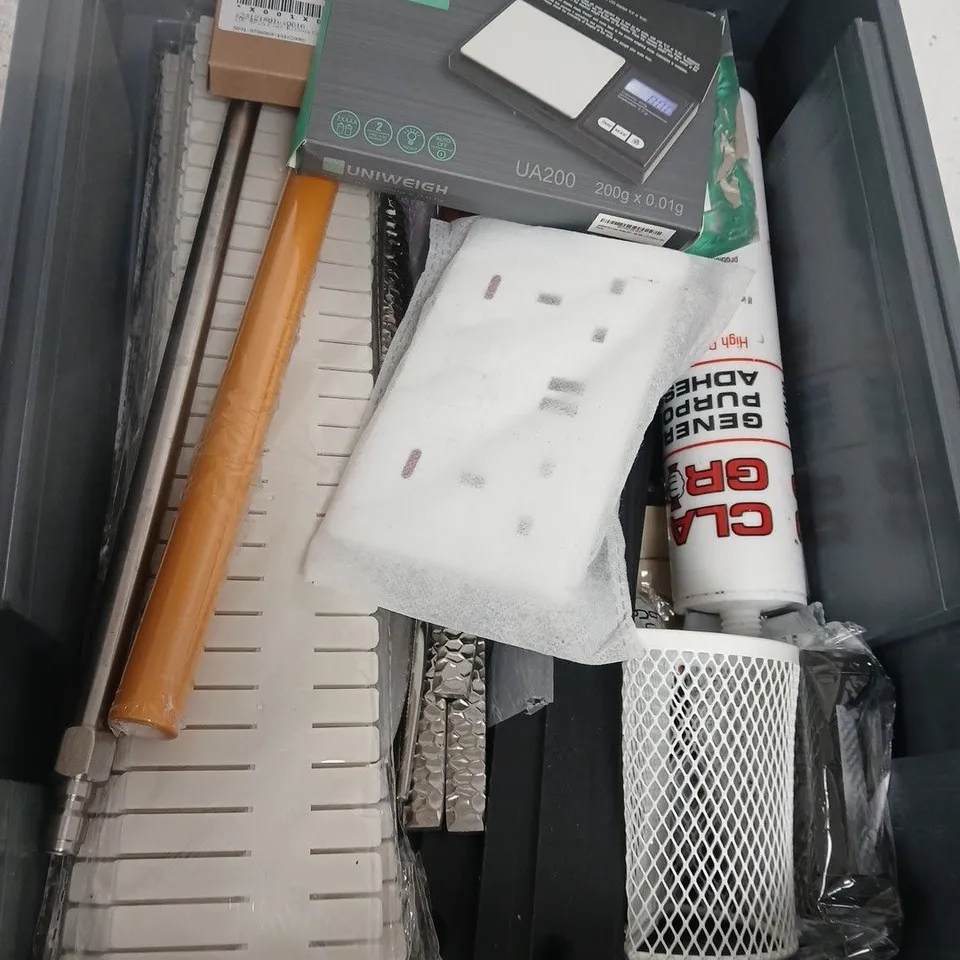 BOX OF APPROXIMATELY 20 MIXED ITEMS INCLUDING SOCKET, SCALES ETC. 