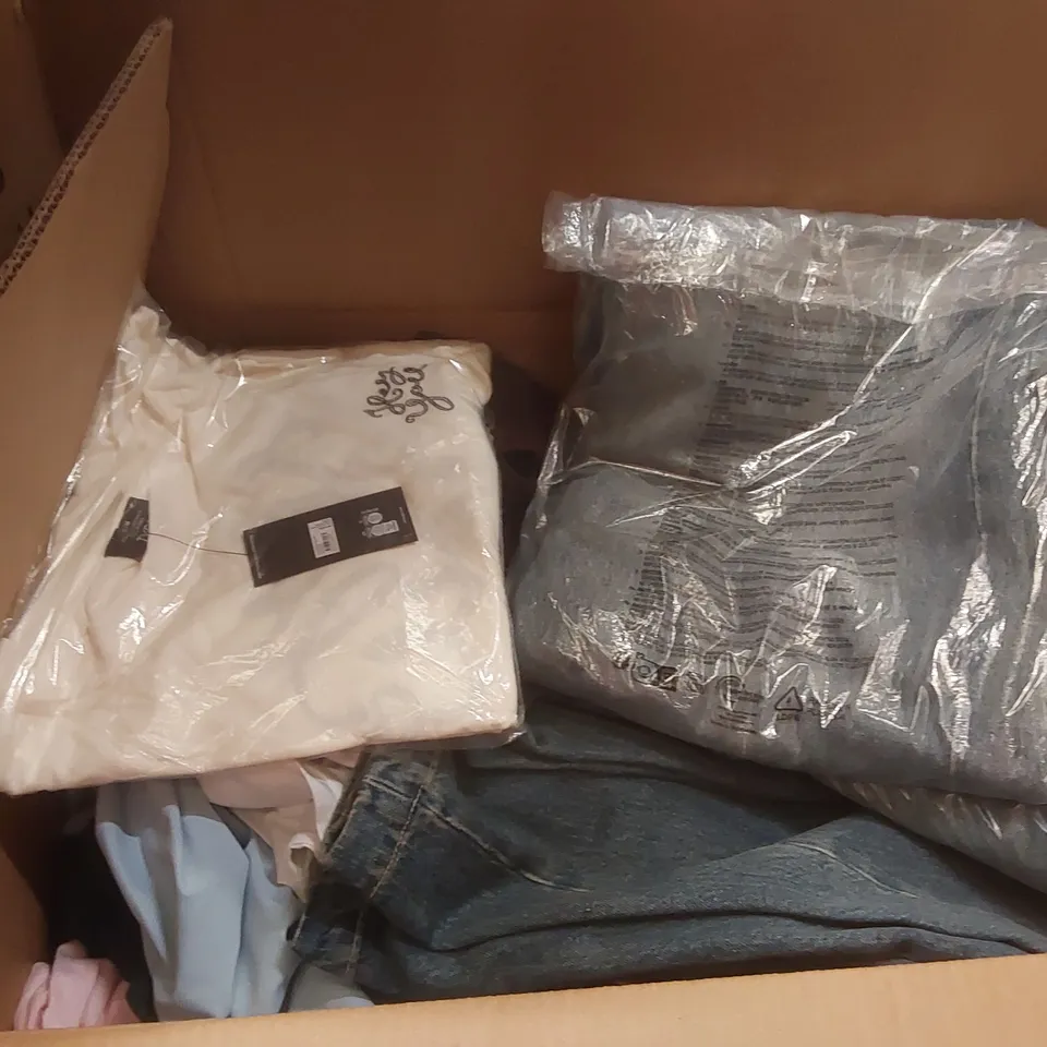 PALLET CONTAINING A VERY LARGE QUANTITY OF BRAND NEW ASSORTED CLOTHING/ACCESSORIES INCLUDING: SUNGLASSES, JEANS, BIKINIS, T-SHIRTS, JUMPERS ECT