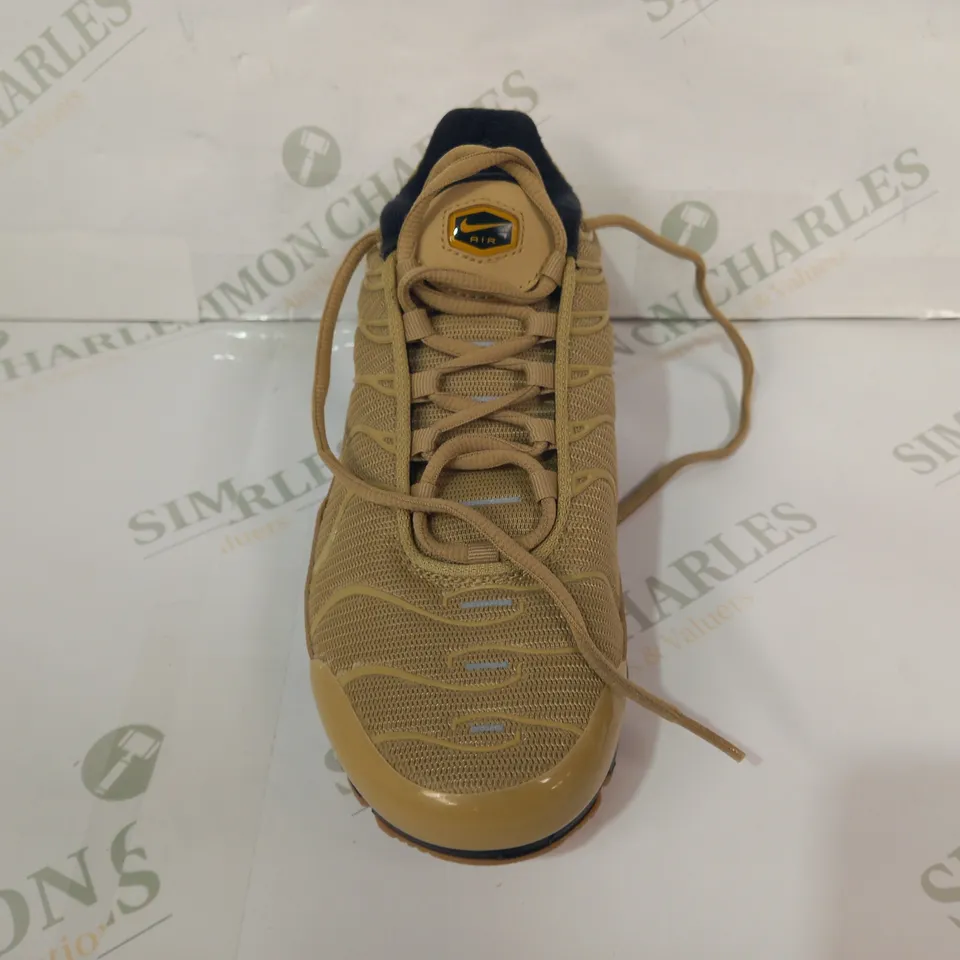 PAIR OF NIKE SHOES IN BEIGE UK SIZE 5