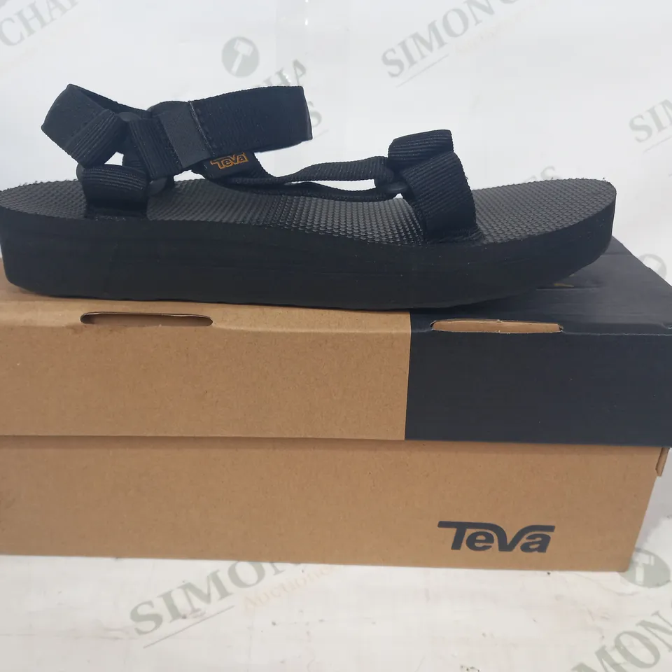 BOXED PAIR OF TEVA MIDFORM UNIVERSAL SANDALS IN BLACK UK SIZE 7